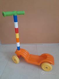 Monopattino di plastica per bambini