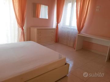 Stanza con letto matrimoniale per studentesse