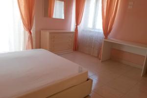 Stanza con letto matrimoniale per studentesse