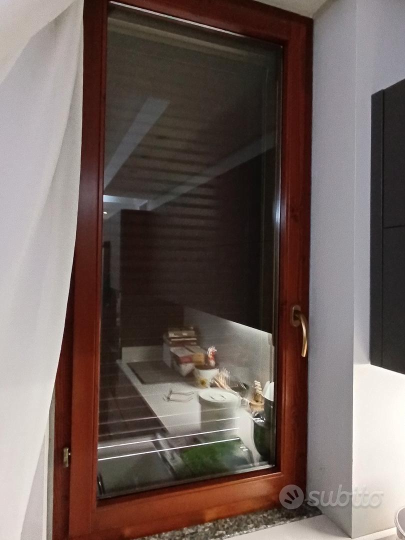 Infissi in legno doppio vetro colore noce - Arredamento e Casalinghi In  vendita a Milano