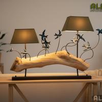 Lampada da tavolo in legno natural e metallo