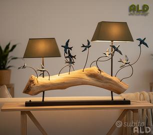 Lampada da tavolo in legno natural e metallo