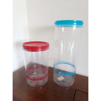 Due contenitori trasparenti 