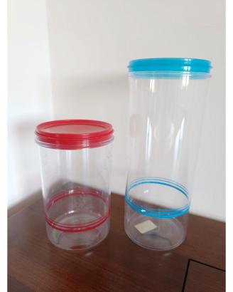 Due contenitori trasparenti 