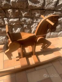 Cavallo a dondolo in legno