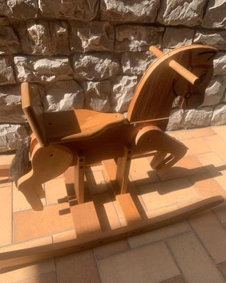Cavallo a dondolo in legno