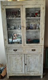 Antica vetrina ristrutturata shabby