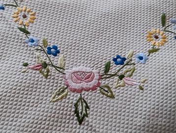 Copriletto ricamo a mano matrimoniale piquet