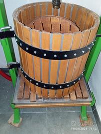 Torchio manuale per uva e frutta 
