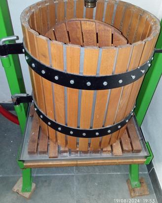 Torchio manuale per uva e frutta 