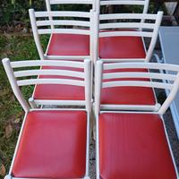 nove sedie uguali in legno