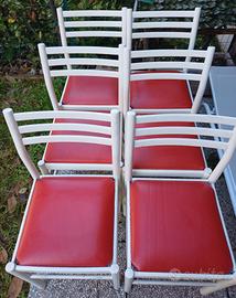 nove sedie uguali in legno