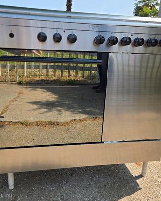 Cucina a gas 4 fuochi e 2 piastre elettriche 