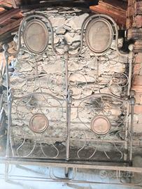 Letto antico artigianale in ferro battuto 