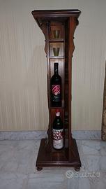 Colonna in legno massello con vano bar nascosto