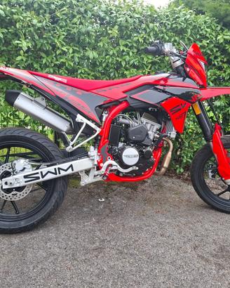 MOTARD SWM SM 125 R RED**MOT.A LIQUIDO