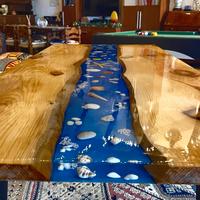 Tavolo in legno abete con fiume resina epossidica