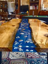 Tavolo in legno abete con fiume resina epossidica