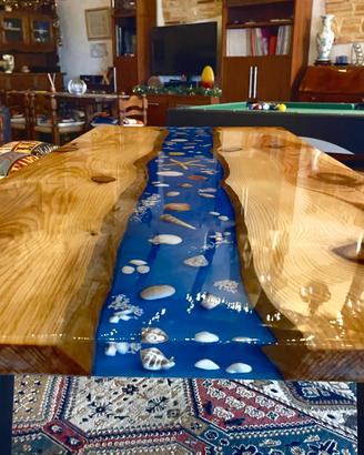 Tavolo in legno abete con fiume resina epossidica