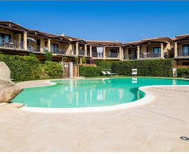 Trilocale vista piscina e vista mare