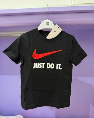 t-shirt nike taglia 7 anni - nuova con cartellino