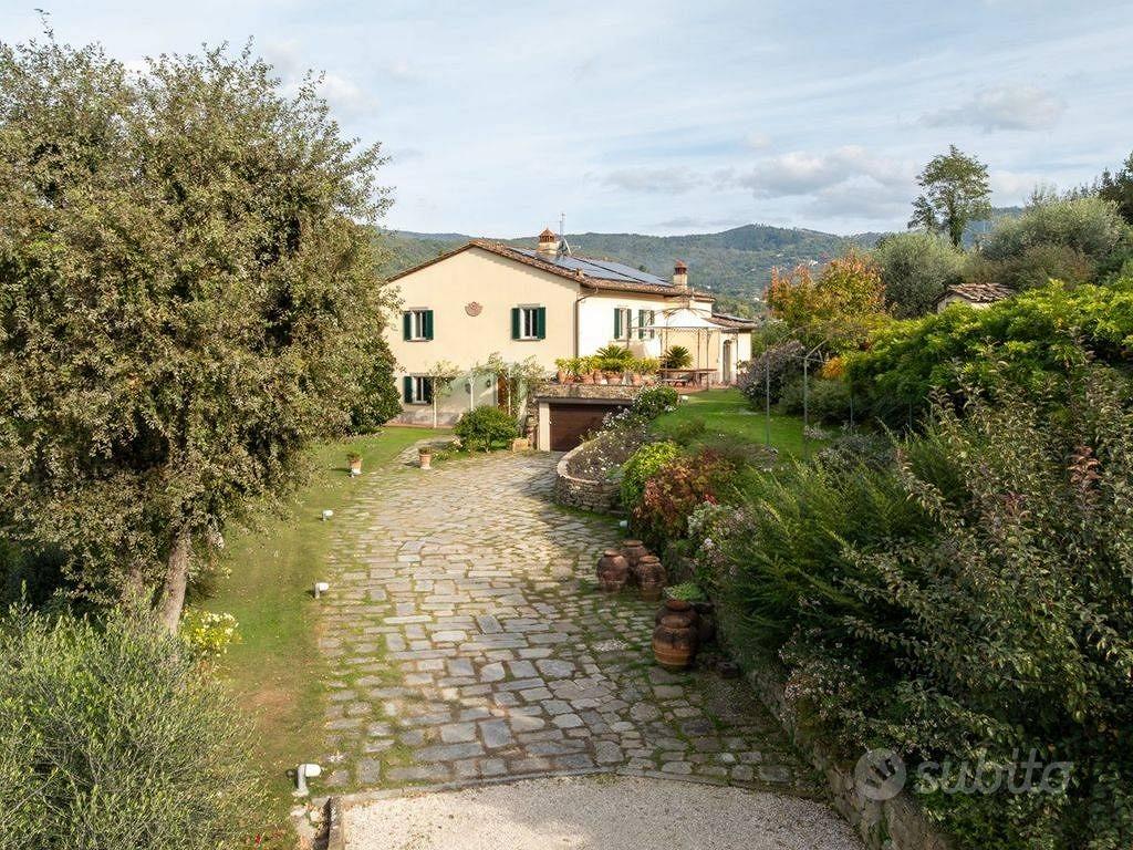 Rustico / Casale di 397 m² con 4 locali e box auto - Vista 2
