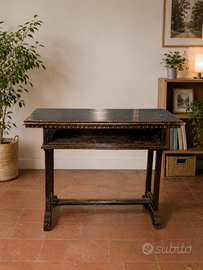 Tavolo vintage in legno scuro stile fratino