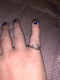 UnAnelloDiBigiotteriaVintageInMetalloConPietraRosa