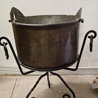 Porta fiori basso in ferro e paiolo in rame