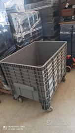 Cassone in plastica con ruote