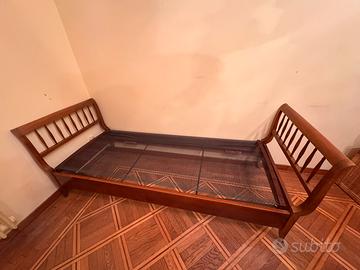 Letto singolo in legno lucido