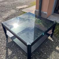 Tavolino in legno con ripiano in vetro nero