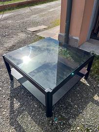 Tavolino in legno con ripiano in vetro nero