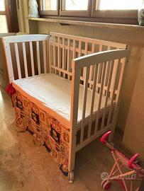 Culla o lettino in legno per bambini con materasso