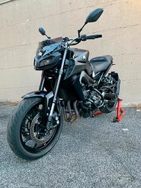 Yamaha MT-09 completamente accessoriata