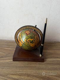 Portapenne con mappamondo in legno