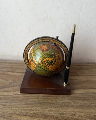Portapenne con mappamondo in legno