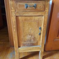 coppia comodini vintage e comodino moderno