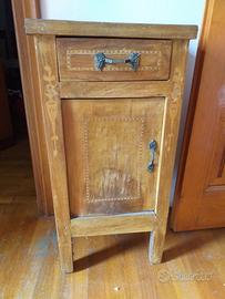 coppia comodini vintage e comodino moderno