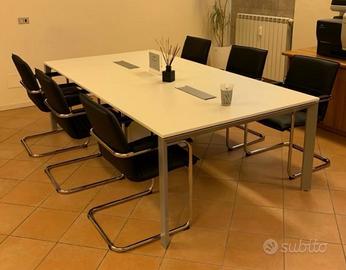 Tavolo da riunione con sedie