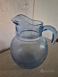 Caraffa / Brocca in vetro azzurro lavorato rilievo