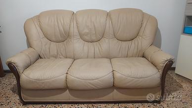 Divano similpelle Beige 3 posti.
