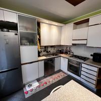 Cucina e Tavolo con sedie