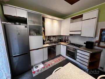 Cucina e Tavolo con sedie