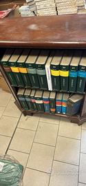 Mobiletto con 40 volumi enciclopedia