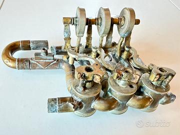 Blocco pistoni strumento a fiato in ottone antico