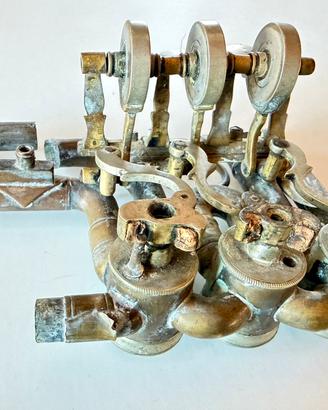 Blocco pistoni strumento a fiato in ottone antico