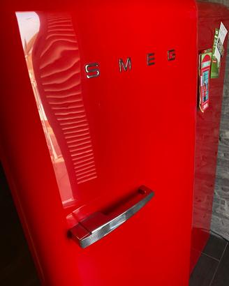 Porta Smeg FAB28 rosso - Cerniere a destra