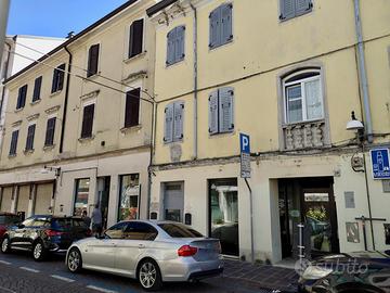 NEGOZIO DALL'AMPIA METRATURA IN POSIZIONE STRAT...