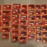 modellini di pistole antiche e moderne 